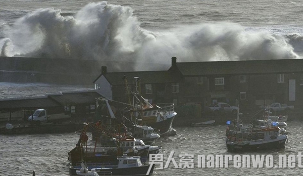 英国遭特大风暴侵袭