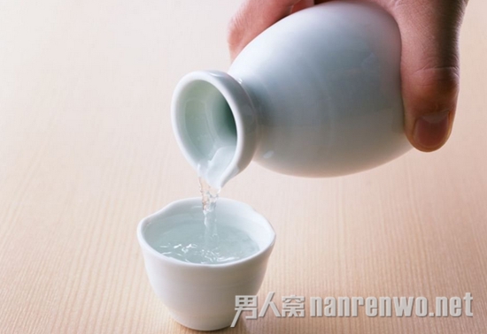 老汉戒酒天出现幻觉砍沙发