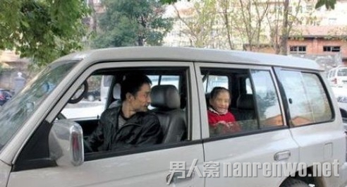 盗车后发现车内有女童