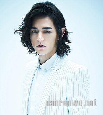韩星李贤宰《小时代3》海报惊艳曝光 中长发型演绎完美男神  