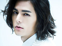 李贤宰中长发演绎男神