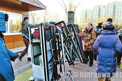 北京新少年宫报名场面火爆