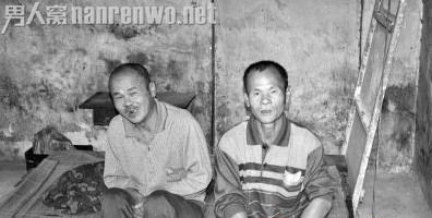 男子照顾两个痴呆兄弟21年