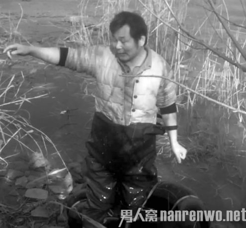 捕鱼男子拳头砸冰救掉河男孩