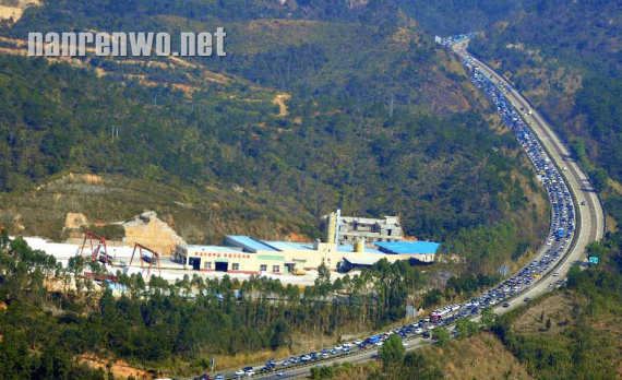 航拍返程高峰车龙绵延 高速瞬间成为停车场 