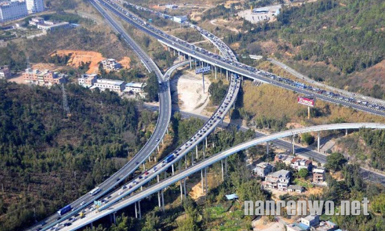 航拍返程高峰车龙绵延 高速瞬间成为停车场 