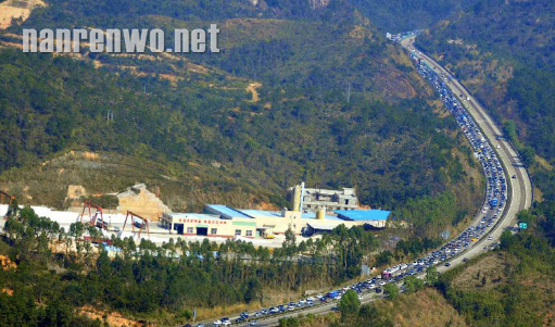 航拍返程高峰车龙绵延 高速瞬间成为停车场 