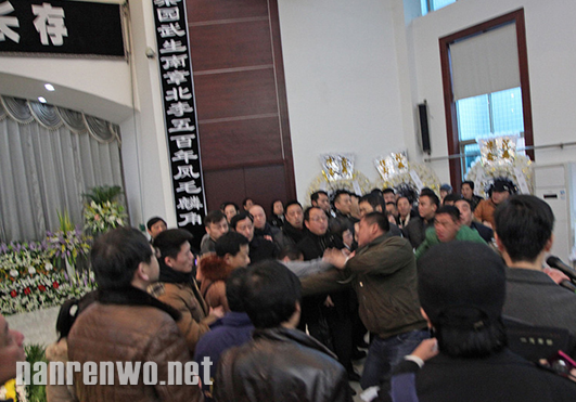 六龄童家庭纠纷 数名亲友追悼会大打出手