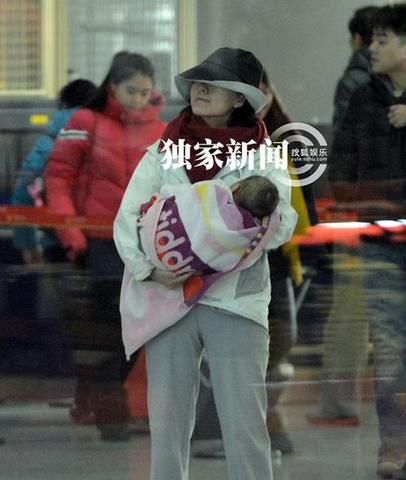 柴静美国产女后现身机场遭拍 网友批其不爱国