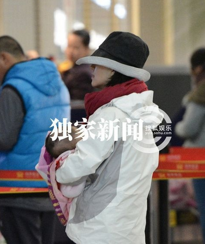 柴静美国产女后现身机场遭拍 网友批其不爱国