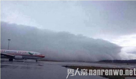 昆明长水机场跑道出现云墙
