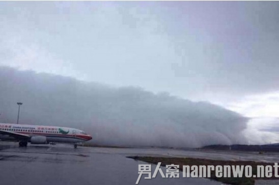 昆明长水机场跑道出现云墙
