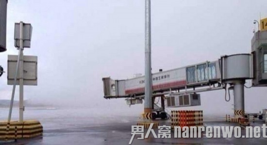 昆明长水机场跑道出现云墙