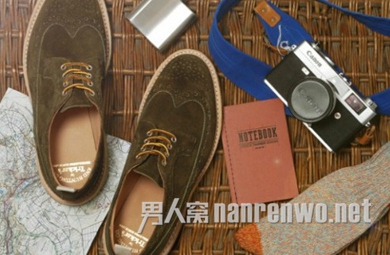Tricker's 军绿色雕花布洛克鞋
