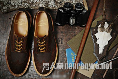 Tricker's 枣红色雕花布洛克鞋