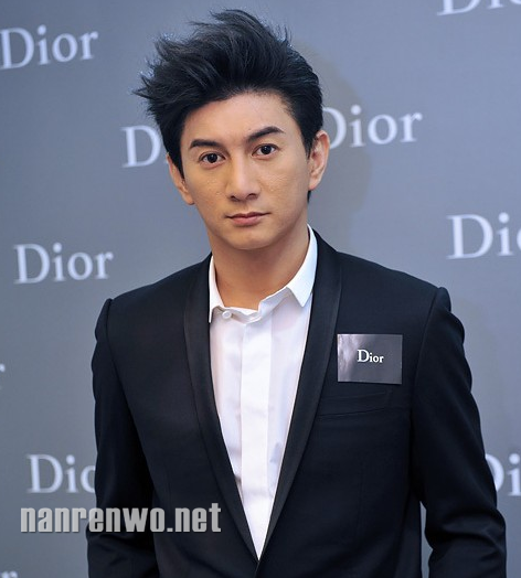 巴掌小脸驾驭发型 吴奇隆演绎儒雅男人范儿  