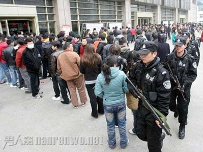特警24小时巡逻各地火车站