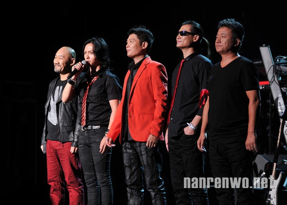黑豹乐队颠覆演绎《童年》罗大佑起立竖大拇指致敬  