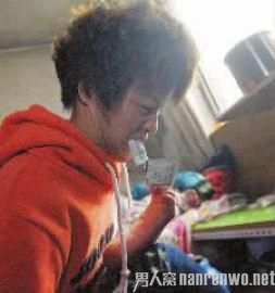 残疾女孩用脚照顾瘫痪母亲6年