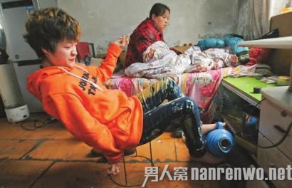 残疾女孩用脚照顾瘫痪母亲6年