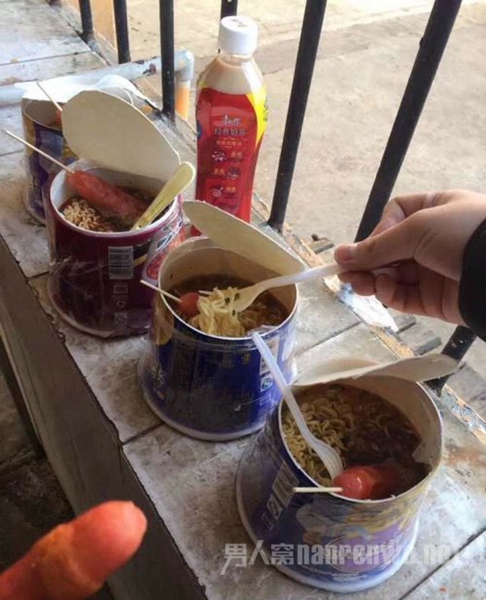 二货吃泡面的方式。 二货吃泡面的方式。