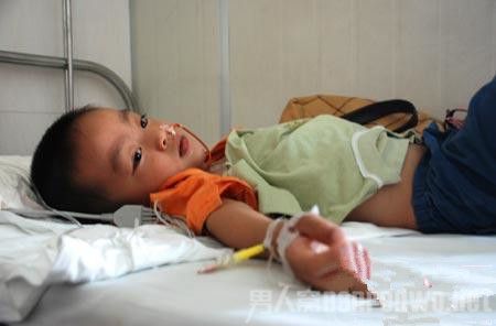 中毒儿童正在打点滴