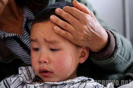 中毒儿童正在打点滴