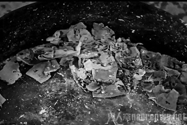 主持人当场焚烧了5000美元现金 主持人当场焚烧了5000美元现金