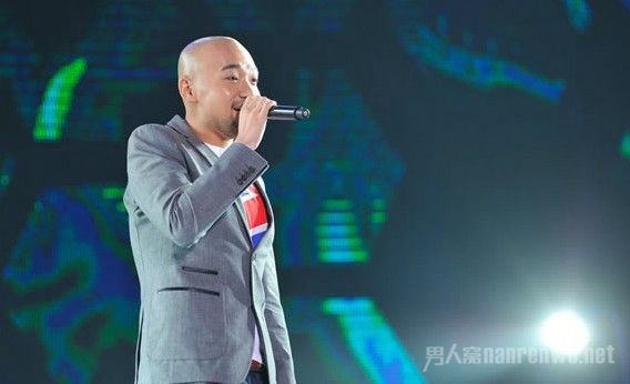 李代沫台上唱歌