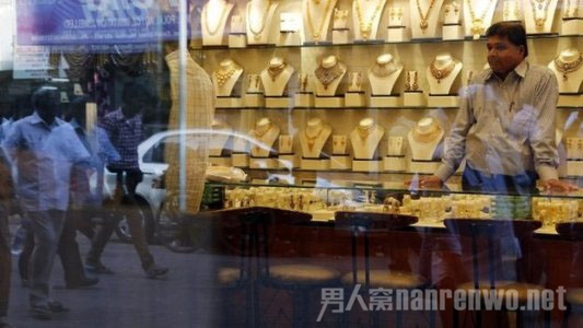 印度富商腹藏12根金条