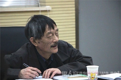 院士光脚穿布鞋作报告走红