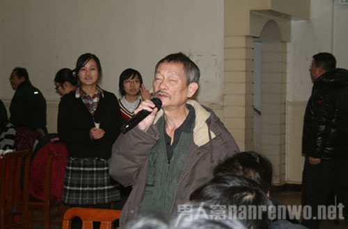 院士光脚穿布鞋作报告走红