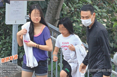 张学友带女出游