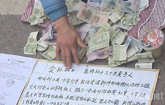 武汉老妇街头求助卖孙救子