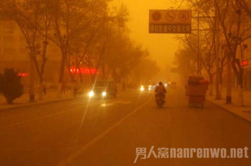 甘肃遭遇沙尘暴兰州下泥雨