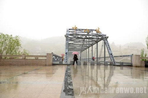 甘肃遭遇沙尘暴兰州下泥雨