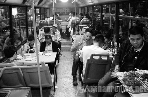 北京一辆公交变身烧烤店
