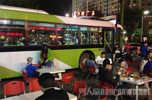 北京一辆公交变身烧烤店