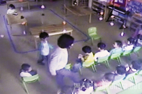 北京一幼儿园老师殴打幼童