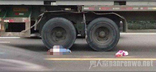 8个月幼儿车流中被碾身亡