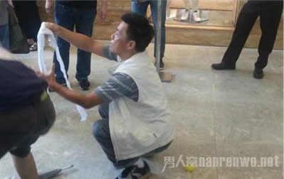 港人放大便道具模仿便溺