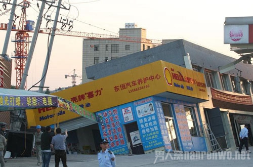杭州一加油站房屋倾斜塌陷