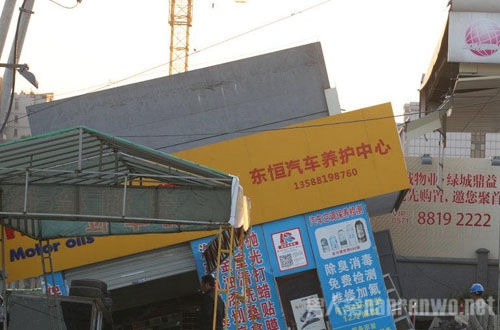 杭州一加油站房屋倾斜塌陷