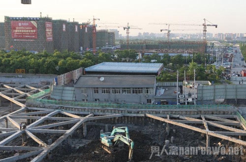杭州一加油站房屋倾斜塌陷