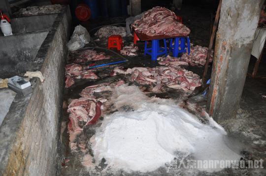 警方捣毁制作烟熏肉黑窝点