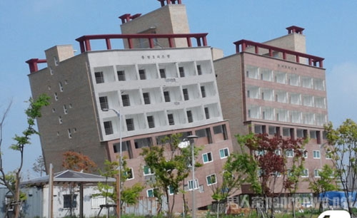 韩国“楼歪歪”新建居民楼