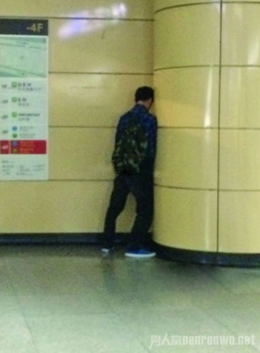 一男子深圳地铁站内便溺 
