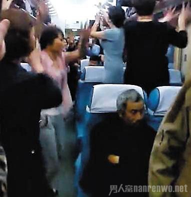 中国大妈火车上互飙广场舞