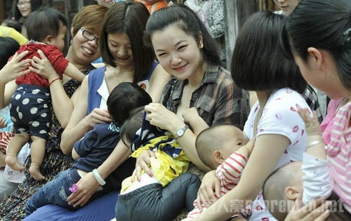 辣妈三坊七巷上演哺乳快闪