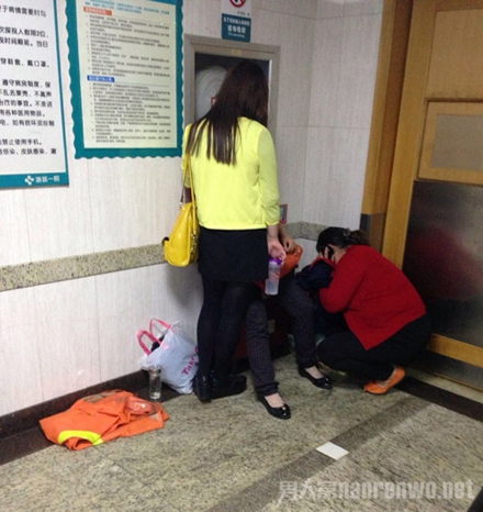 女孩因抄作业被父亲吊打
